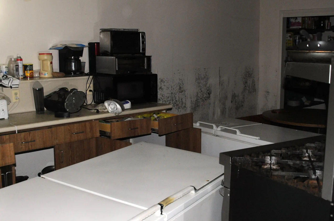 Mould on the walls of a kitchen